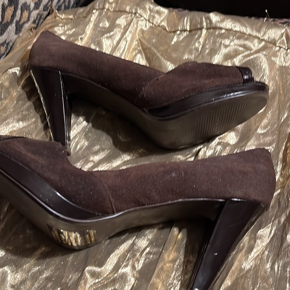 Brown suede, brown patent trim - Picture 6 of 8